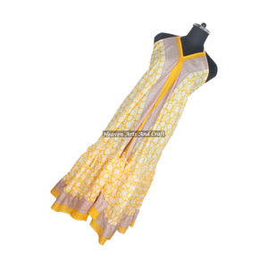 Nouvelles robes en soie sari vintage indiennes faites à la main, vêtements tendance, vêtements d'été et de plage, robe maxi pour filles, prix de gros - Product Image 1
