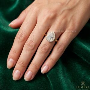 Bague de fiançailles en or jaune avec halo de diamants de laboratoire en forme de poire, bague de mariage de luxe pavée de diamants - Product Image 6