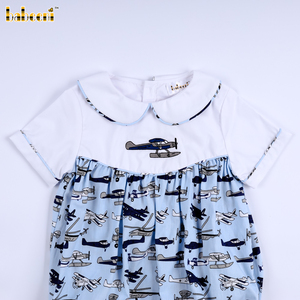 จั๊มสูทลายเครื่องบินสีฟ้า Babeeni แบบ OEM ODM ชุดรอมเปอร์ผ้าสม็อคติดกระดุมแป๊ก - BB3565 ผ้าฝ้ายออร์แกนิค 100% - Product Image 2