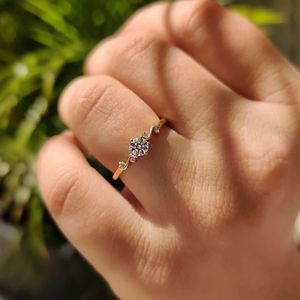 Anillo de compromiso de cinco piedras con corte redondo de 0.25 a 2.00 CT, anillo de diamantes EF VS para mujer, colección de joyería fina personalizada - Product Image 1