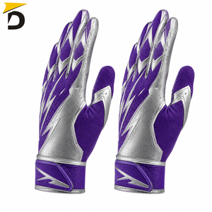 Gants de receveur de football conçus pour un ajustement confortable et une surface à haute adhérence pour aider les joueurs à maintenir un contrôle confiant du ballon - Product Image 5