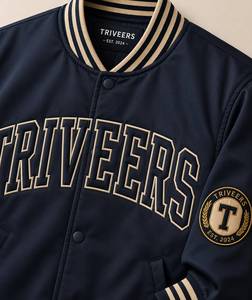 Veste de baseball en satin personnalisée de qualité supérieure TR-SJ-015, couleur crème, style preppy, avec imprimé lettres et patchs, col rabattu - Product Image 4