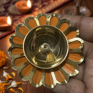 Lampe à huile Diya artisanale en laiton orange avec motif floral en forme de lotus, pour la maison, le temple, la prière, la décoration Puja, lampe à mèche - Product Image 6