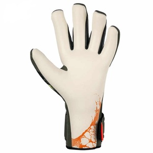ถุงมือฟุตบอลพิมพ์ลายแบบ Sublimation ดีไซน์ทรง Negative Cut ป้องกันข้อมือแบบขยายได้ สำหรับผู้ชายและผู้หญิง ถุงมือผู้รักษาประตูฟุตบอล - Product Image 4