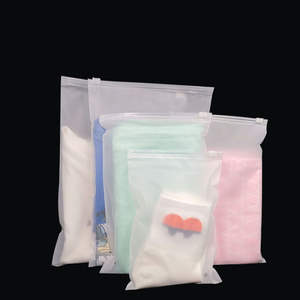 Sac en polyéthylène biodégradable OEM pour l'emballage de t-shirts, vêtements, chaussettes, sous-vêtements, plastique givré avec fermeture éclair et marquage à chaud - Product Image 3
