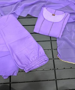 ชุดเสื้อท็อปผ้าจอร์เจตต์ปักลายพร้อมกางเกงชาราร่าและผ้าคลุมไหล่  สำหรับงานเทศกาล  ผ้าฝ้ายทอลายสีลาเวนเดอร์  มีสินค้าพร้อมส่ง  เสื้อผ้าชาติพันธุ์ - Product Image 2