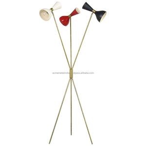 Lampadaire moderne en métal avec 3 abat-jour en forme de torche de couleur personnalisée et design élégant de trépied idéal pour la décoration luxueuse du salon - Product Image 1