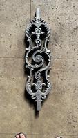 Balustre d'escalier en fer traditionnel, design orné à motifs en spirale, construction durable, garde-corps élégant, style architectural classique intemporel