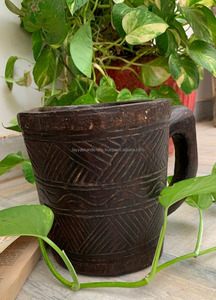 Taza penalizada para servir café té leche cerveza con tallado a mano en madera natural - Product Image 2