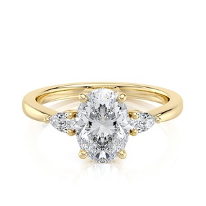Bague de fiançailles en diamant ovale de 2,65 carats, cultivé en laboratoire, avec pierres latérales en forme de poire, or jaune, trois pierres, sur mesure, OEM, vente en gros, bijoux fins - Product Image 1