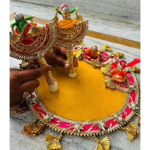 Juego de Thali para Puja Gota Patti Rajasthani Hecho a Mano - Decoración de Boda con Marionetas Kathputli - Plato Decorativo Tradicional Indio para Fiestas - Product Image 2