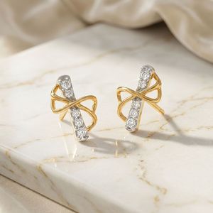 Pendientes de Oro Amarillo con Diamantes Cultivados en Laboratorio y Diseño de Cinta Trenzada en Cruz - Product Image 3