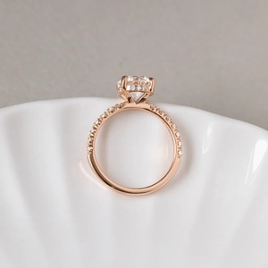 Anillo de Compromiso de Oro Rosa de 14K con Diamante Cultivado en Laboratorio de Corte Redondo y Banda con Pavé de Diamantes - Product Image 2