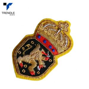 Badge en feutre non tissé de forme irrégulière, brodé à la main en 3D, avec couronne et lion, à coudre, de qualité supérieure - Product Image 2
