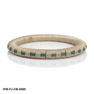 Brazalete Tejido a Mano Tissé Talvyn en Beige Cálido con Fibra de Rafia y Elegantes Detalles en Verde Azulado, con un Estilo Artesanal Moderno. - Product Image 4