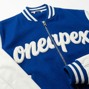 Blouson Bomber Homme Bleu Royal et Blanc en Cuir avec Manches en Coton Mélangé, Col et Poignets en Tricot Côtelé, Logo Brodé, Style Décontracté Streetwear - Product Image 4