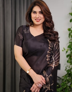 Sari KV negro estampado con blusa sin coser - Product Image 1