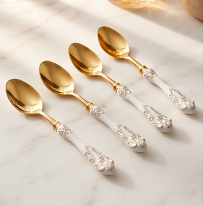 Elegantes cucharas de té doradas con mangos de cerámica blanca, aptas para lavavajillas, juego de cubiertos para ocasiones de boda. - Product Image 4