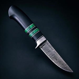 Cuchillo de Caza de Hoja Fija de Acero de Damasco Hecho a Mano Personalizado, Punta Caída, Mango con Incrustaciones Verdes, 9 Pulgadas de Longitud Total, Industrial/DIY - Product Image 1