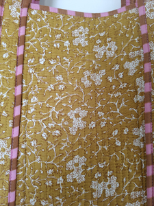 กระเป๋าโท้ทผ้าฝ้ายอินเดียลายดอกไม้สีเหลืองแบบเย็บติดกัน เป็นมิตรกับสิ่งแวดล้อม สำหรับผู้หญิง สไตล์โบฮีเมียน - Product Image 4