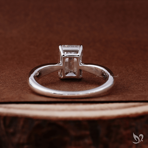 Bague de fiançailles élégante en or blanc 10 carats avec diamant de laboratoire taille émeraude de 2 carats, sertissage solitaire à tige cintrée - Product Image 2