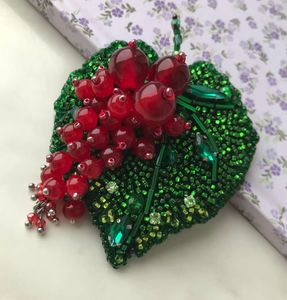 Broche Clásico Bordado a Mano con Cuentas de MD HANDICRAFTS para una Moda Nupcial Atemporal - Product Image 3