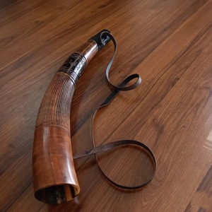 Cuerno Nórdico Pulido Ecológico de ILAHI, Cuerno Natural de Búfalo con Correas de Cuero - Estilo Religioso Feng Shui, Nuevo para Navidad - Product Image 1