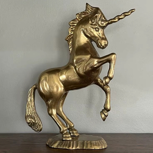 Statue de licorne en laiton finition antique, élégante décoration animale en métal pour la décoration du salon - Product Image 1