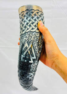 Corne à boire viking avec support en corne naturelle, motif dragon gravé, design sculpté, cadeau écologique pour Noël et le Nouvel An - Product Image 2