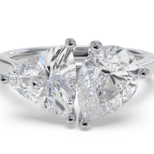 Magnifique bague à deux pierres en forme de poire et de trilène, diamant de laboratoire de 0,80 ct, en or jaune, blanc, rose et platine 18 carats - Product Image 1