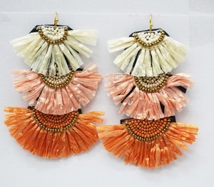 Boucles d'oreilles créoles tendance et élégantes 2025, plaquées or, avec perles de rocaille, broderie artisanale, pour femme, en verre et raphia, fabriquées en Inde - Product Image 2