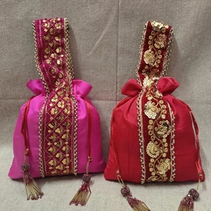 งานฝีมืออินเดียแบบดั้งเดิม งานปักโกต้าปาตีอันงดงาม เสื้อผ้าพื้นเมืองสีชมพูและสีแดงสดใส กระเป๋าผ้าไหมร้อยเชือก - Product Image 1