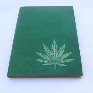 Journal artisanal vintage personnalisé de couleur verte avec couverture avant embossée en feuille de chanvre, relié à la main en cuir de chèvre, exportations Camelon Rajasthan - Product Image 2