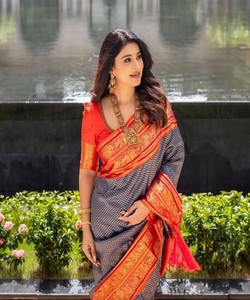Sari Tradicional Indio de Seda para Mujer, Estilo Banarasi Rojo y Gris con Borde Dorado para Bodas, Largo hasta el Suelo - Product Image 3