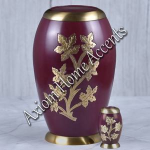 Urna funeraria clásica de latón con diseño floral adornado Tapa segura para cenizas Recuerdo atemporal de Axiom Home Accents - Product Image 3