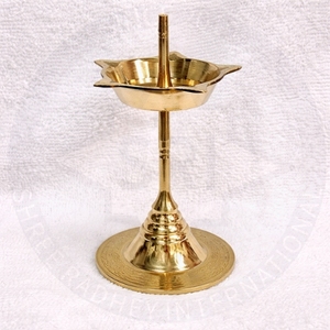 Lampe à huile Diya géométrique en laiton antique, motif paon indien artisanal, support de lampe Pooja pour temple, décoration intérieure, Diwali - Product Image 1