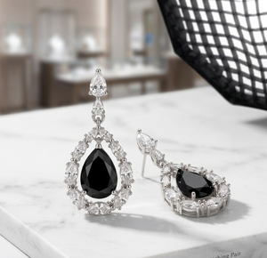 ต่างหูทรงหยดน้ำสีดำออนิกซ์ ยาว 5 นิ้ว รูปทรงลูกแพร์ ประดับเพชร CZ เงินแท้ 925 ชุบทอง 18K - Product Image 2