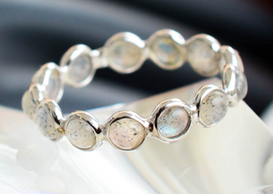 Anillo de Eternidad de Labradorita Natural Celestial Glow con Plata de Ley 925, Anillo de Eternidad de Estilo Moderno - Product Image 3