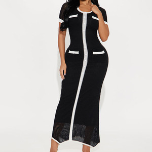 Vestido de punto maxi negro elegante y moderno con botones y bolsillos en contraste blanco, manga corta, estilo bodycon para otoño. - Product Image 1
