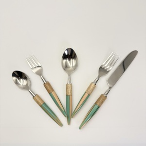 Juego de Cubiertos de Lujo en Oferta, Cubiertos de Acero Inoxidable con Acabado Espejo y Mango de Resina para Regalos y Ocasiones Especiales - Product Image 4