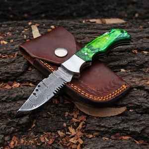 Cuchillo plegable hecho a mano de grado industrial OEM con funda y mango de madera, cuchillo de bolsillo plegable personalizable de acero de Damasco DIY - Product Image 2