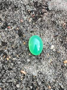 พลอยคริสโซเพรสธรรมชาติคุณภาพสูงทรงรีสีเขียวอ่อน ขัดเงา รูปทรงคาโบชอง สำหรับบำบัดรักษา - Product Image 4