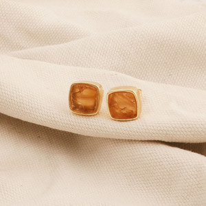 Boucles d'oreilles clous carrées en citrine plaquées or - Pierre précieuse taille coussin brute - Bijoux faits à la main chics pour le quotidien - Cadeau pour femme R - Product Image 1