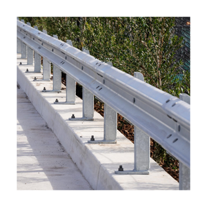 Barrera de Seguridad para Carreteras, Barandilla de Acero Q235, Galvanizada en Caliente, Instalación con Pernos Reflectantes - Product Image 1