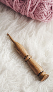 Crochet en bois J-10 (6 mm) : Outil ergonomique en bois fait main - Product Image 6