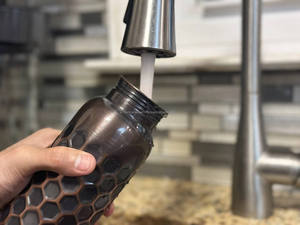 Botella de Agua de Cobre de 900 ml, Diseño Hexagonal, Tapa de Rosca, Libre de BPA, Aislamiento Térmico, Uso en Exteriores - Product Image 1