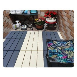 Dalles de terrasse en plastique emboîtables DIY pour l'extérieur - Product Image 1