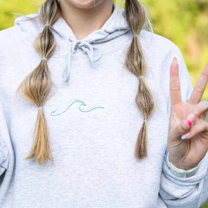 Gamma |   Phi |   Sweat-shirt à capuche unisexe gris Beta Tackle Twill brodé pour femme, coupe oversize décontractée, avec logo frontal, idéal pour l'automne - Product Image 3