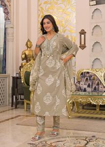 Ensemble de costume élégant en coton vert kaki 60x60 à imprimé floral avec col en V orné, pantalon droit et dupatta pour femmes - Product Image 2