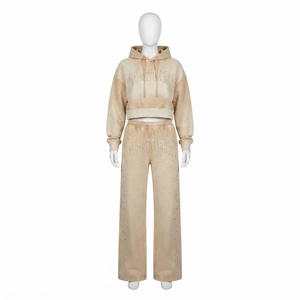 Conjunto de Sudadera Corta Beige con Lavado Ácido y Pantalones Jogger de Pierna Ancha para Mujer, de Algodón y Felpa con Pedrería, Venta al por Mayor OEM - Product Image 4